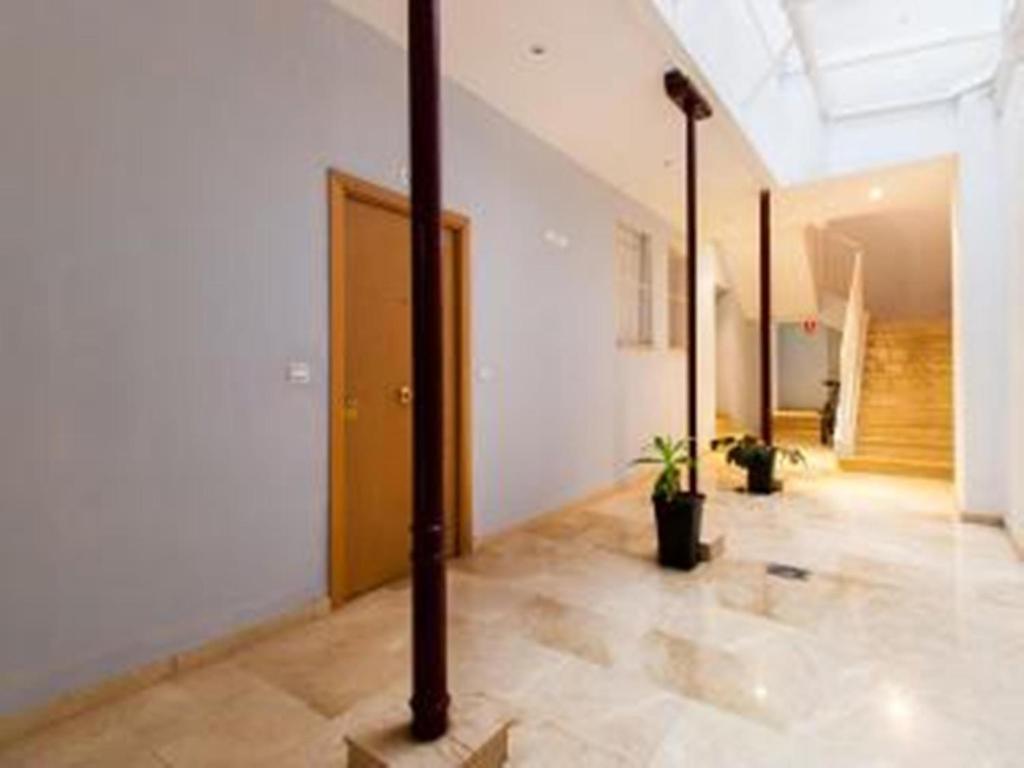 マラガにあるCentro Historico Malagaの広い客室で、中央にポールが備わります。