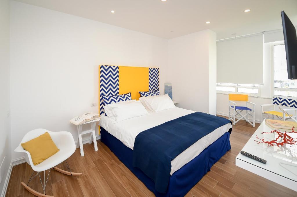 - une chambre avec un lit king-size et un bureau dans l'établissement Casa Pantone, à Sorrente