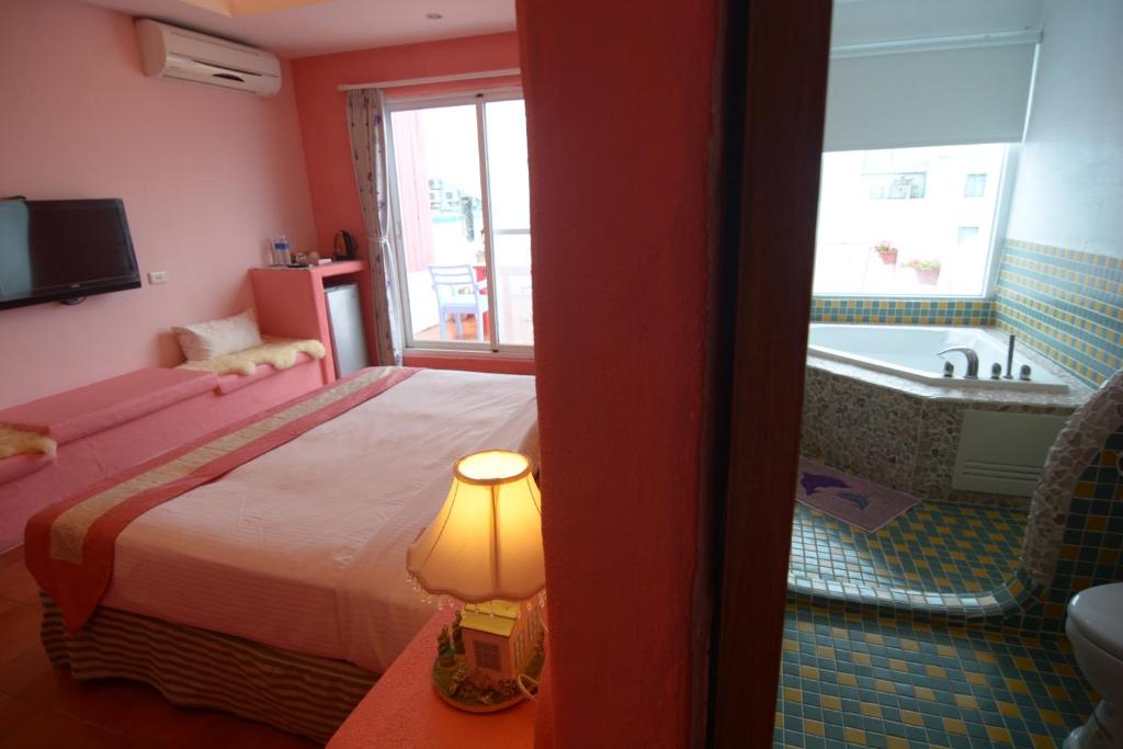 - une chambre d'hôtel avec un lit et une baignoire dans l'établissement Galilee, à Eluan