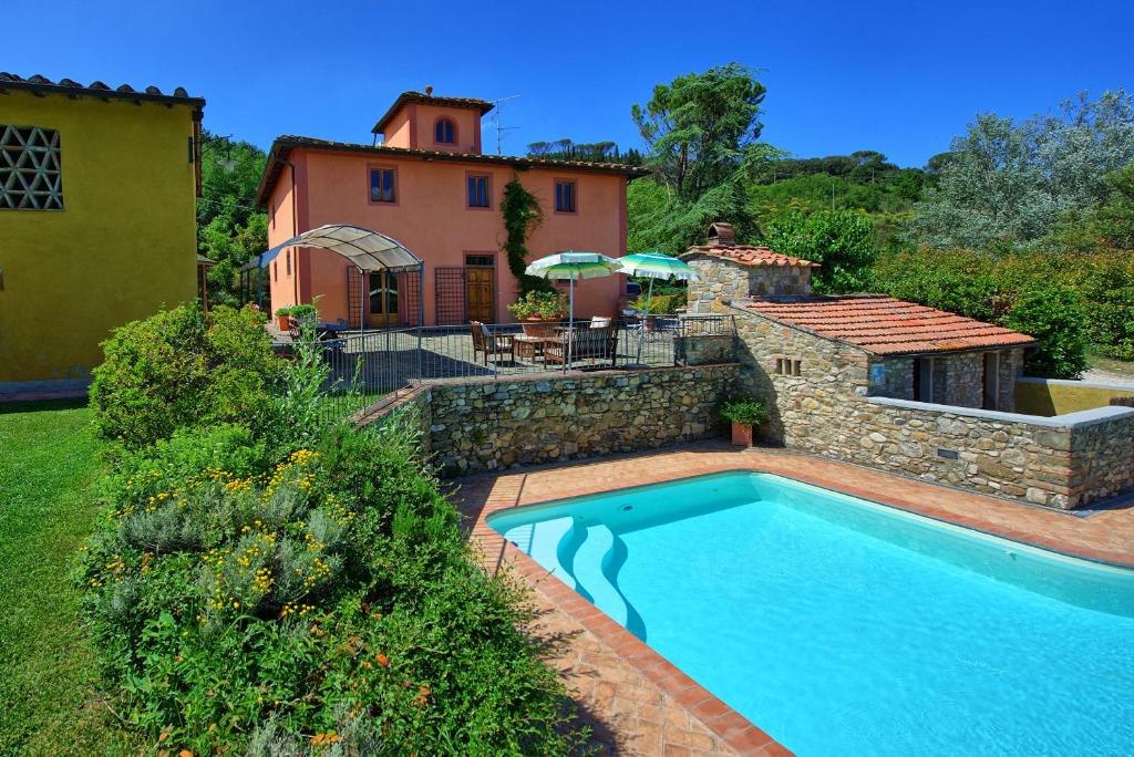 una piscina frente a una casa en Casa Scopeti by PosarelliVillas, en Impruneta