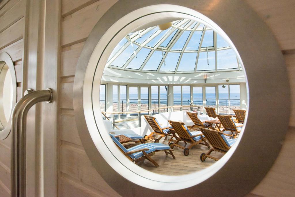a round window on the deck of a cruise ship at Strand-Hotel Hübner in Warnemünde
