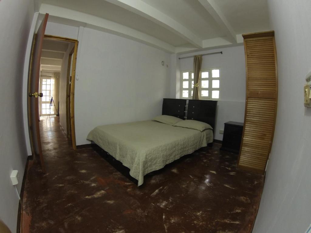 een slaapkamer met een bed en een spiegel bij Apartamentos Turisticos Caribbean Sky in San Andrés