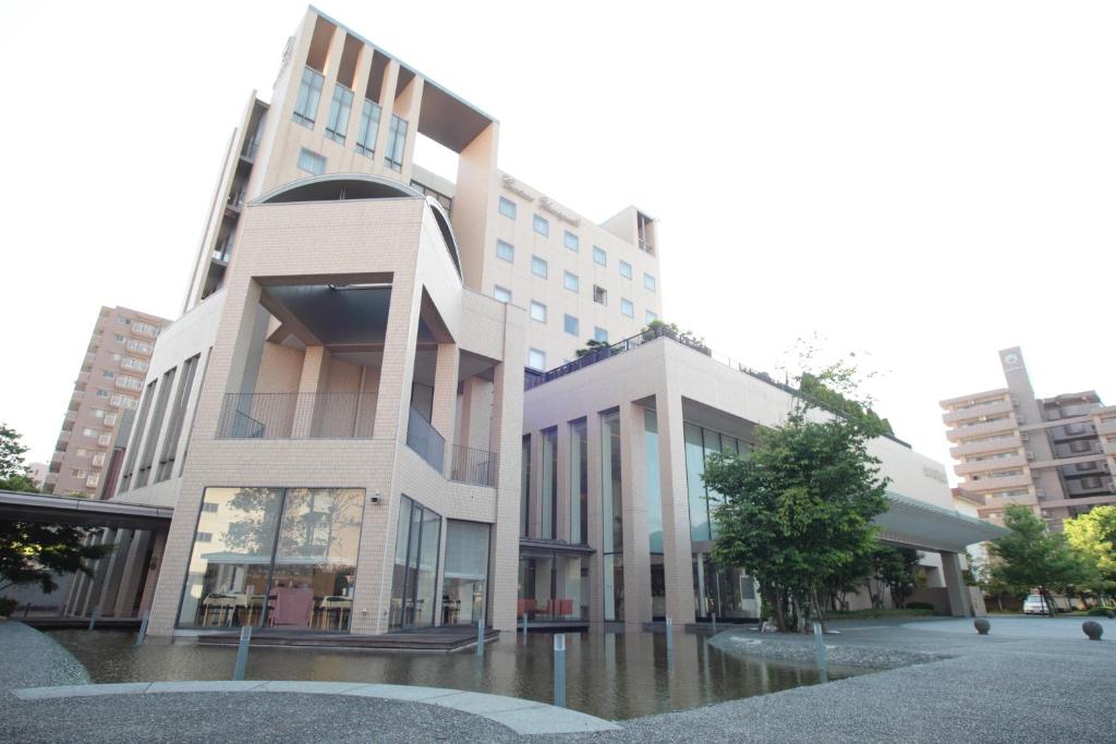 un edificio en medio de una calle inundada en Cent Core Yamaguchi, en Yamaguchi