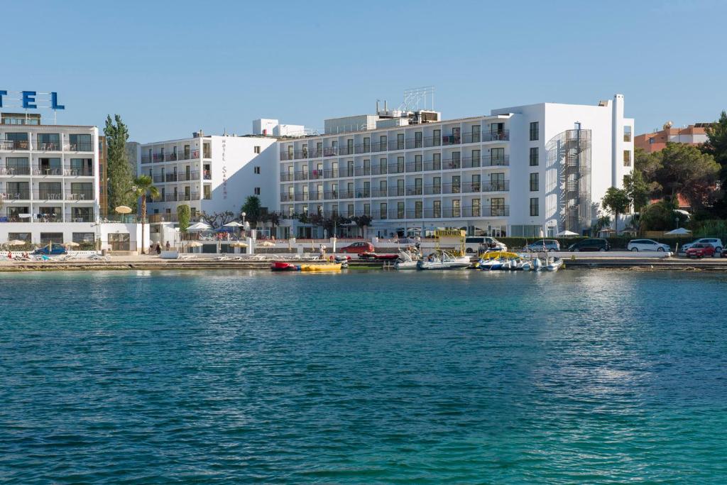 a large body of water surrounded by buildings at Hotel Vibra San Remo in San Antonio Bay