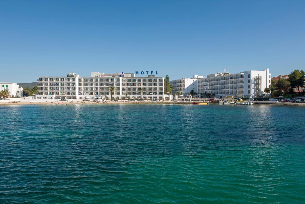 Hotel Vibra San Remo, Bahia de Sant Antoni – Bijgewerkte ...