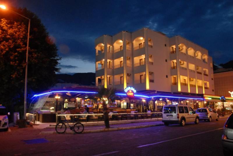 馬爾馬里斯的住宿－迪瓦酒店，街道前有蓝色灯光的建筑