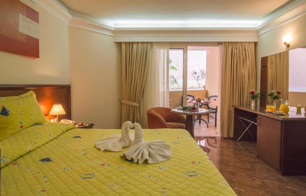 Postel nebo postele na pokoji v ubytování Porto Alegre Hotel
