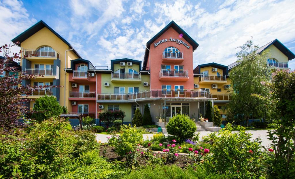 un edificio colorido con flores delante en Pansionat Anapa Lazurnaya, en Anapa