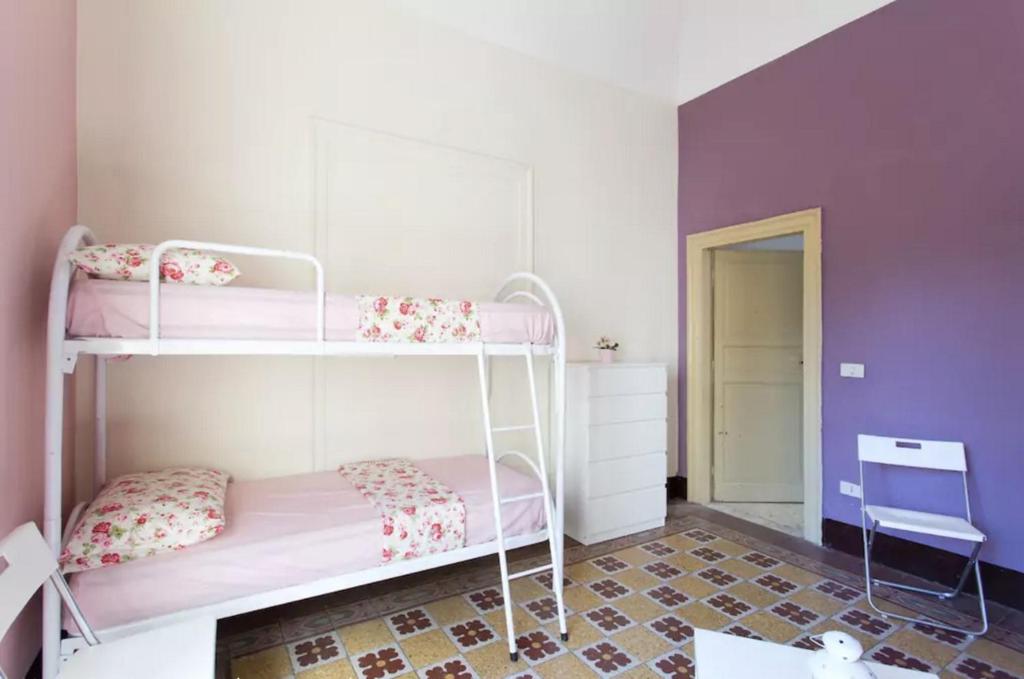 Uma cama ou camas num quarto em Sunshine Hostel Palermo