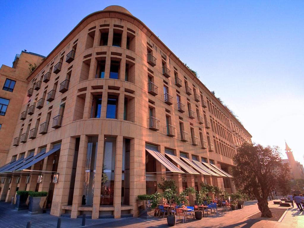 un gran edificio de ladrillo en una calle de la ciudad en Le Gray, en Beirut