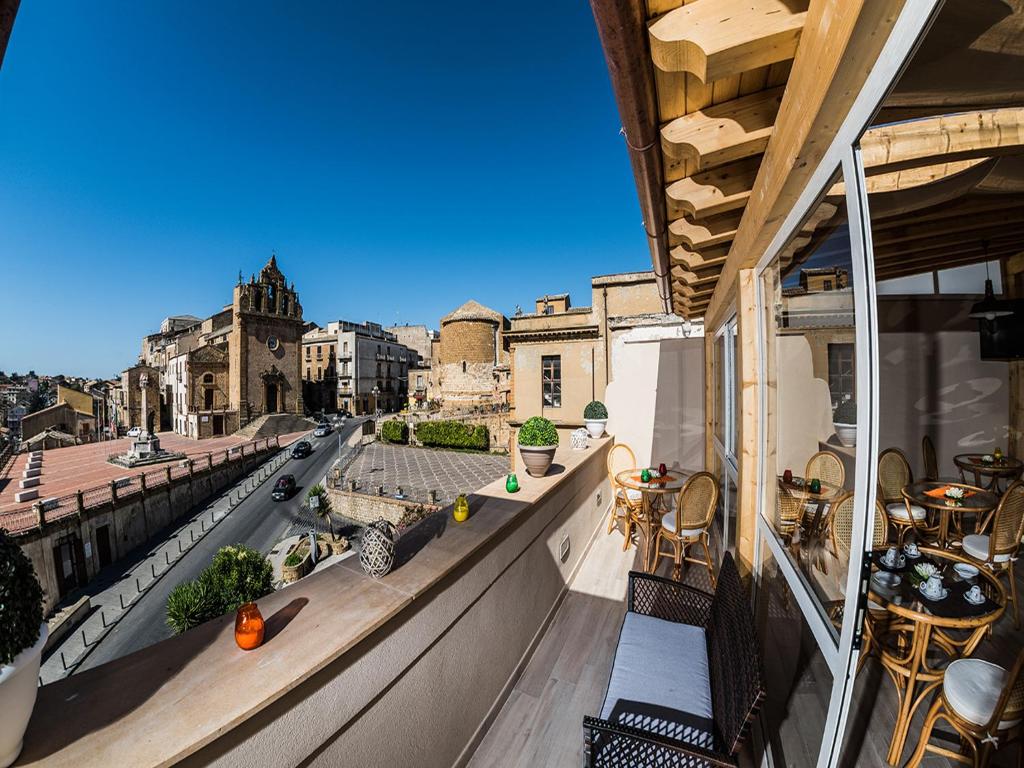 een balkon met uitzicht op de stad bij Ariston Suite in Piazza Armerina