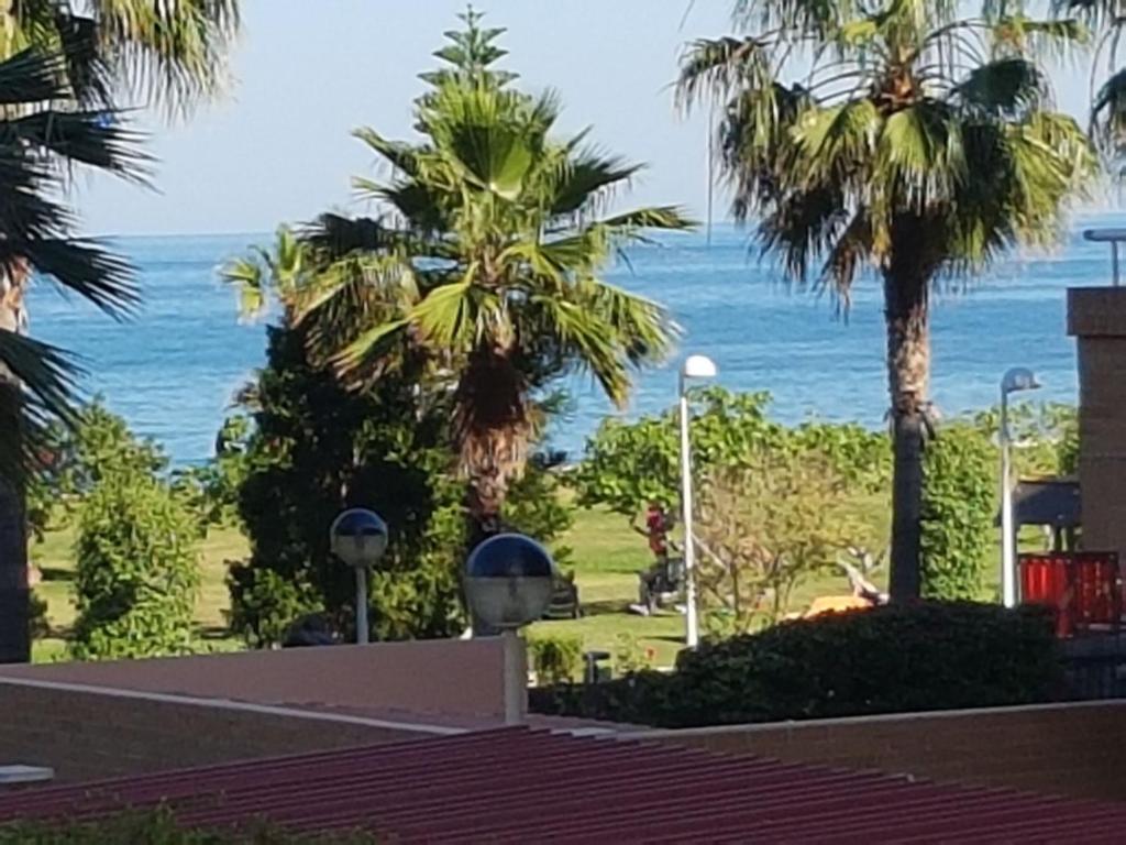 een uitzicht op de oceaan vanuit een huis bij Apartamento Costa Marina III Magic World in Oropesa del Mar