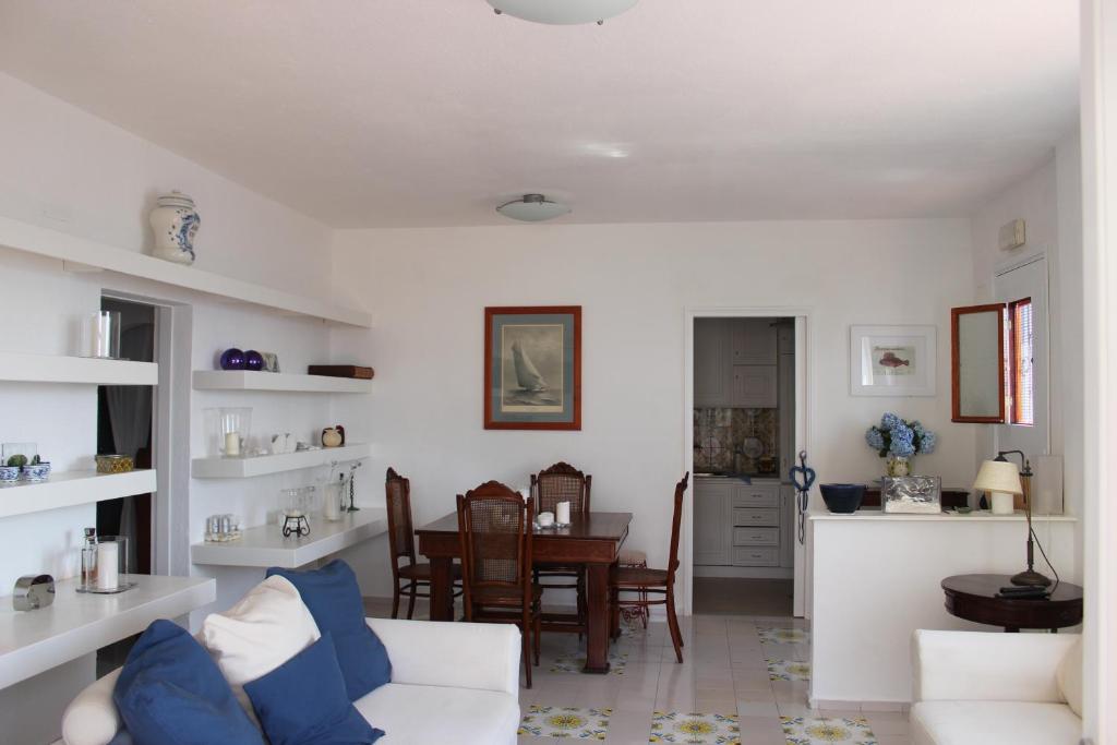 マッサ・ルブレンセにあるCasa Villaのリビングルーム(白いソファ、テーブル付)