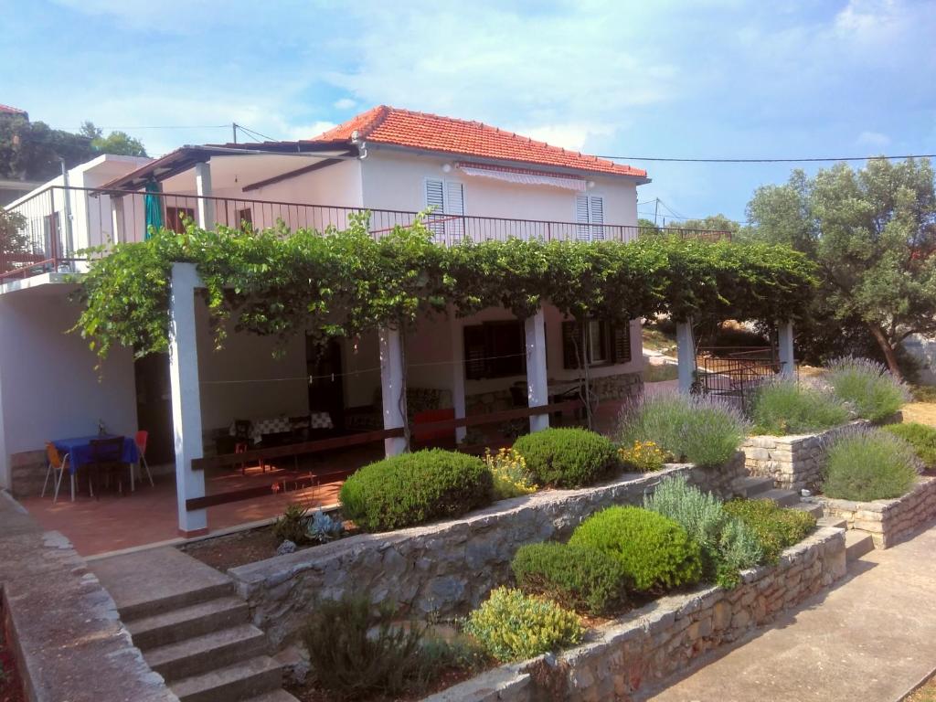 une maison avec un jardin en face dans l'établissement Apartments Sonija, à Gdinj