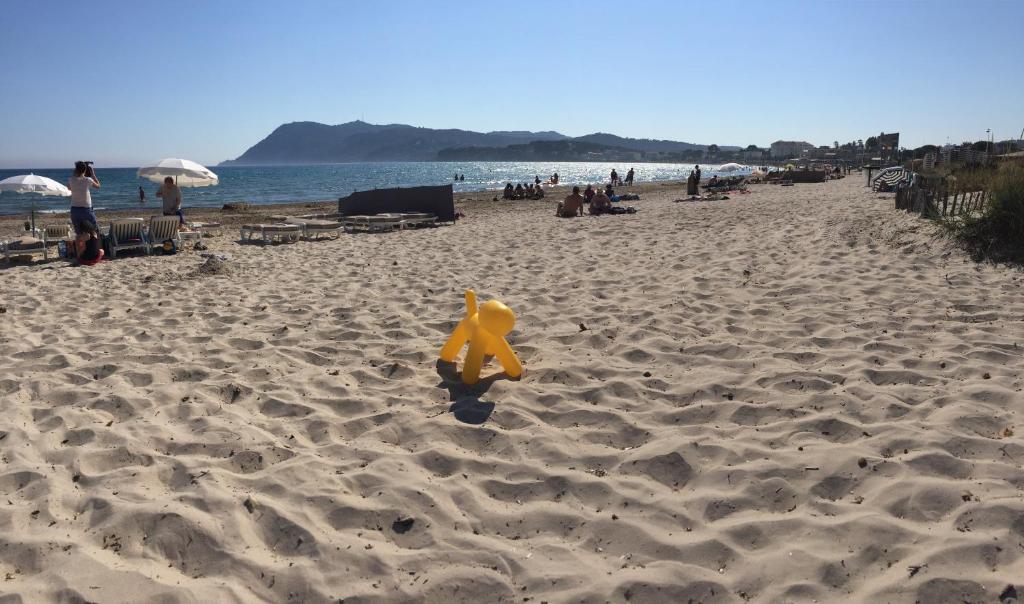 a sandy beach with a yellow object in the sand at Entre mer et mer in La Seyne-sur-Mer