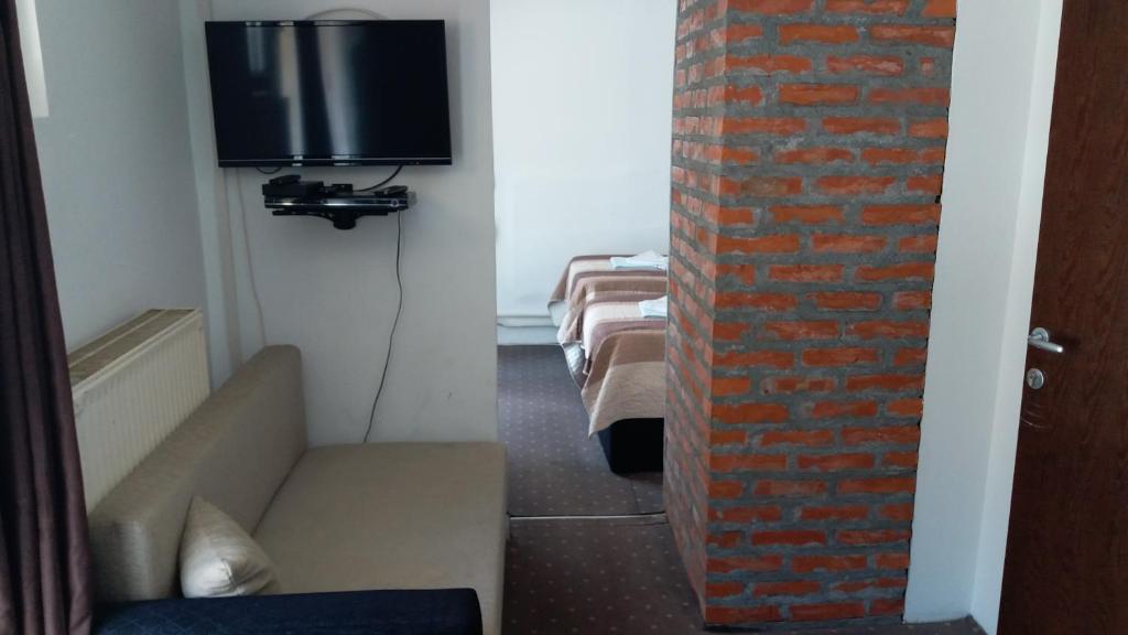A television and/or entertainment centre at Gros Hotel - Leskovac