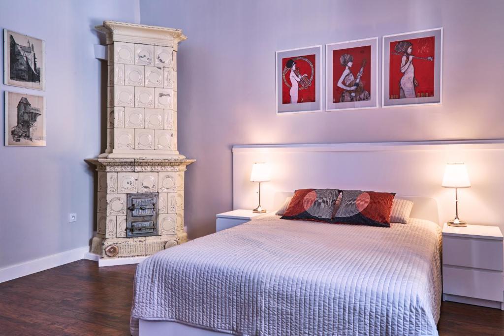 - une chambre avec un lit et une cheminée dans l'établissement Kraków Old Town 2 bedroom royal apartment, à Cracovie