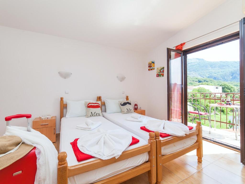 Postel nebo postele na pokoji v ubytování Apartments Viktorija