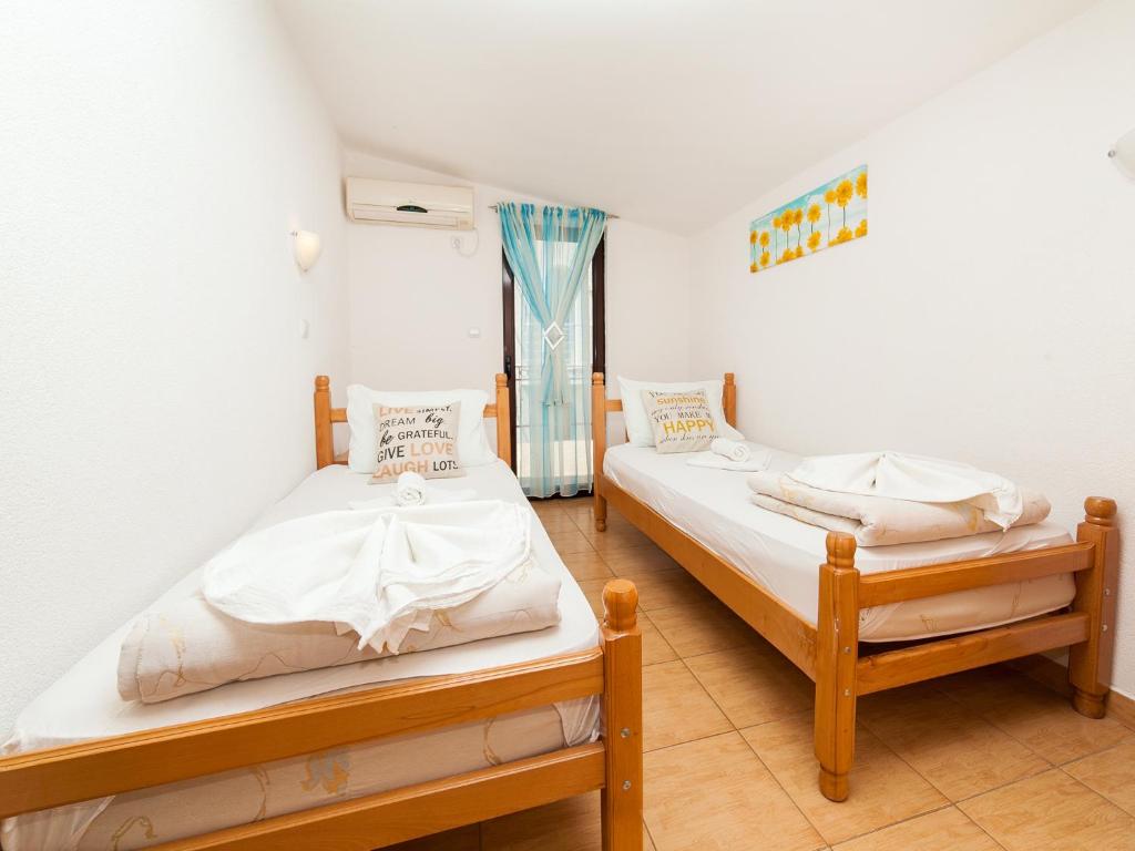 Postel nebo postele na pokoji v ubytování Apartments Viktorija