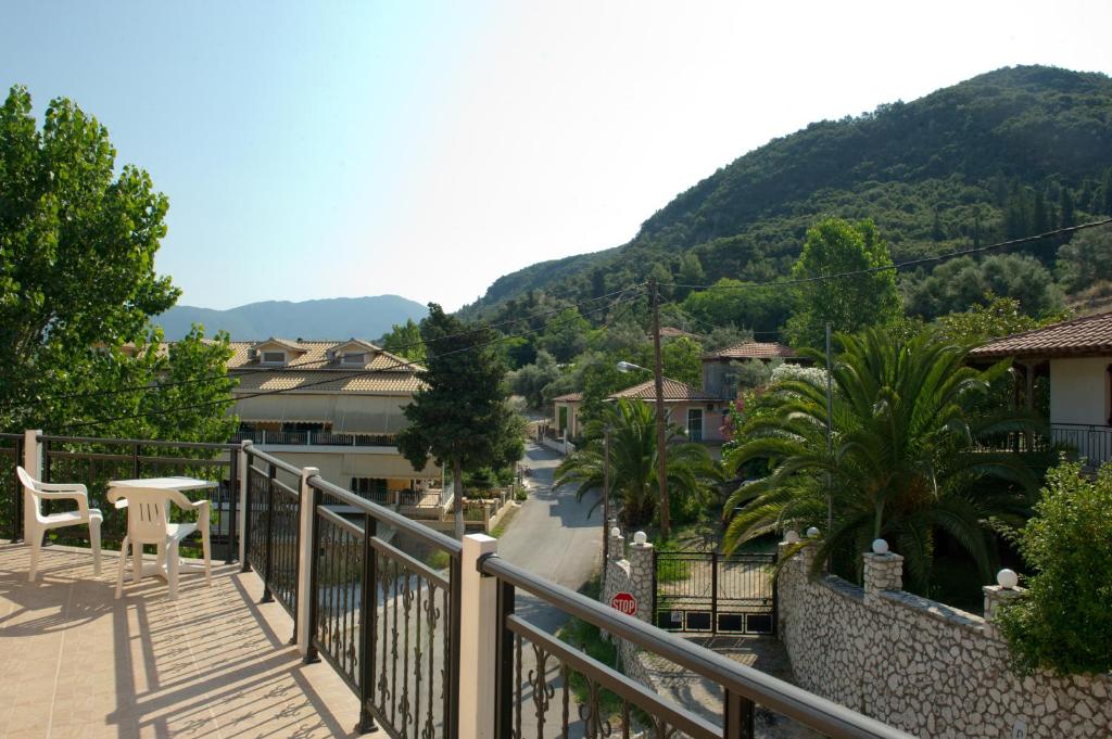 balcón con vistas a una ciudad con montañas en Geroulis Stefanos Studios, en Vasiliki