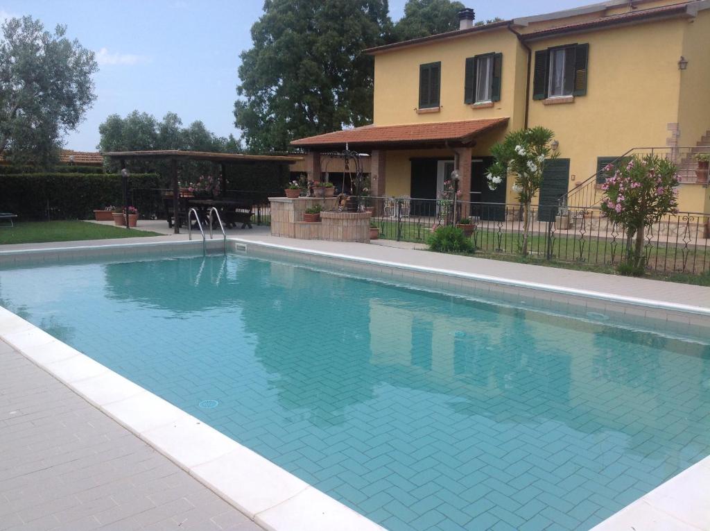 ein Pool vor einem Haus in der Unterkunft Villa Trieste in Albinia