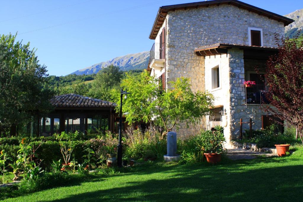 uma casa de pedra com um jardim no quintal em Locanda del Barone em Caramanico Terme