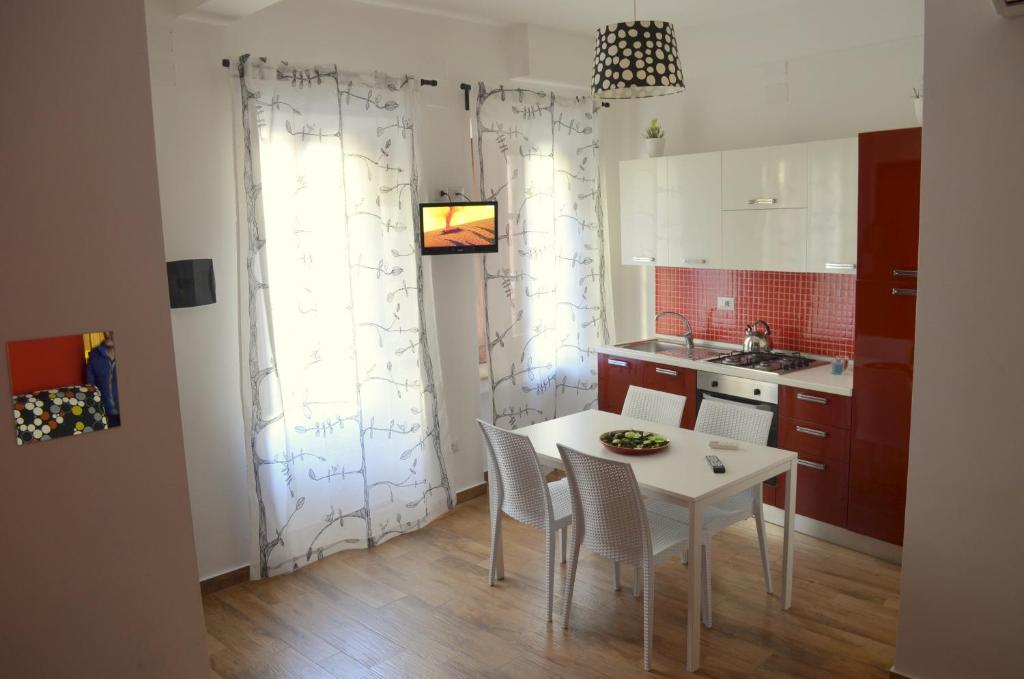 una piccola cucina con tavolo e sedie bianchi di Taormina For You a Taormina