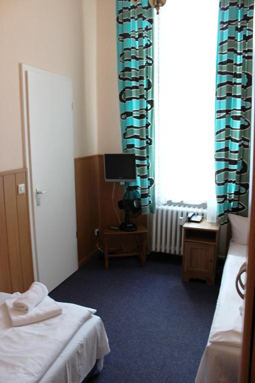Postel nebo postele na pokoji v ubytování Hotel-Pension Rheingold am Kurfürstendamm
