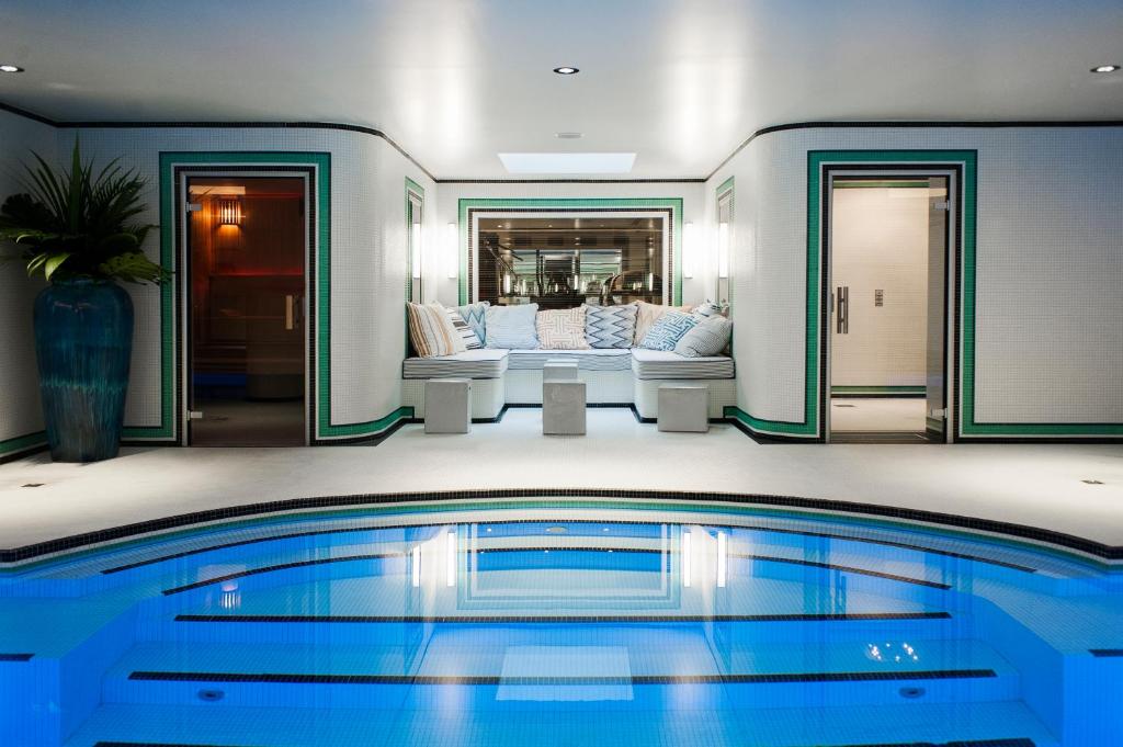 - un salon avec une piscine et un canapé dans l'établissement Hotel Eiffel Blomet, à Paris