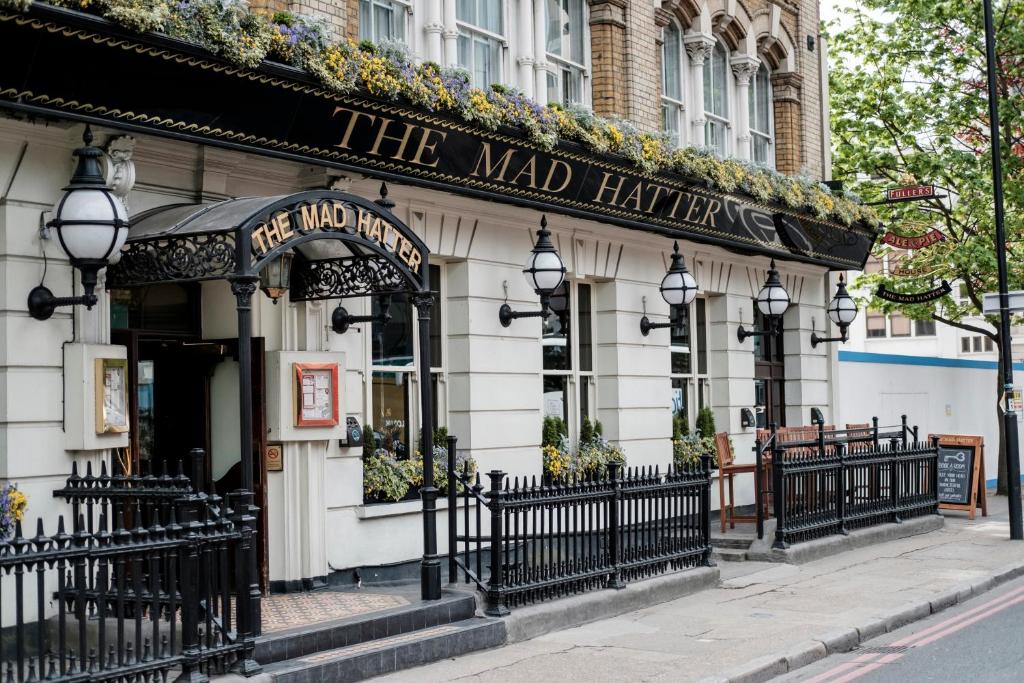 The Mad Hatter Hotel - Resim 12