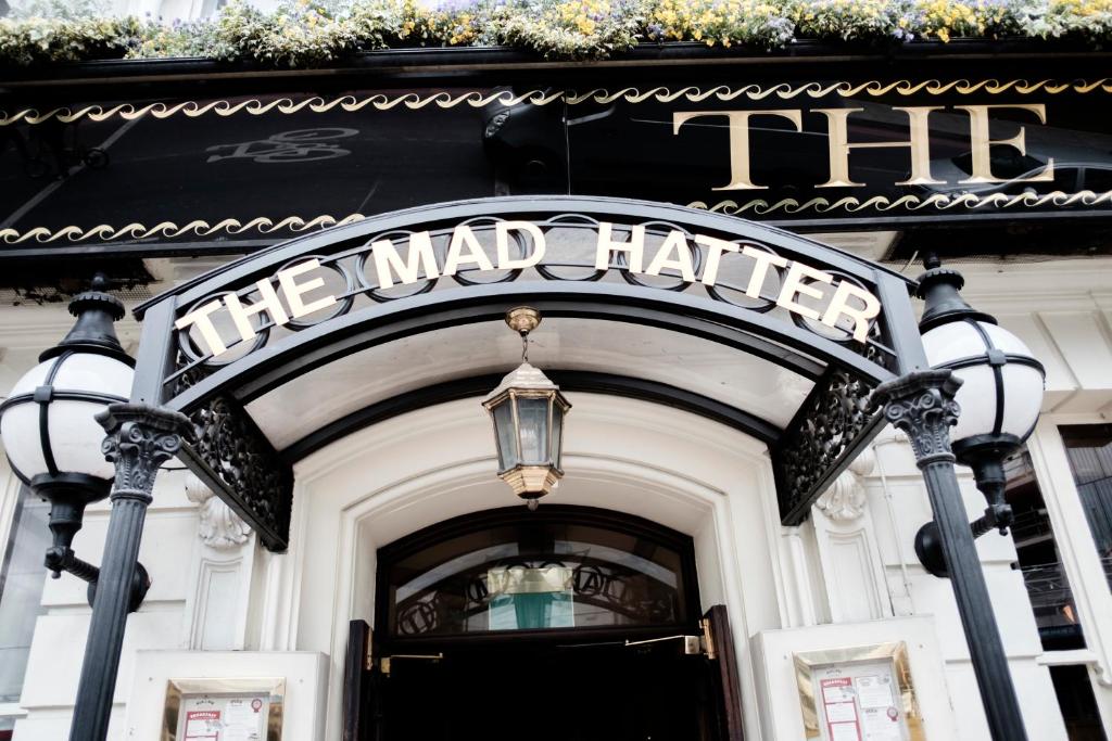 The Mad Hatter Hotel - Resim 13
