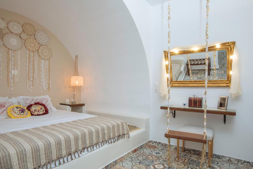 een slaapkamer met een schommelbed en een spiegel bij Gorgona Traditional 1 in Karpathos