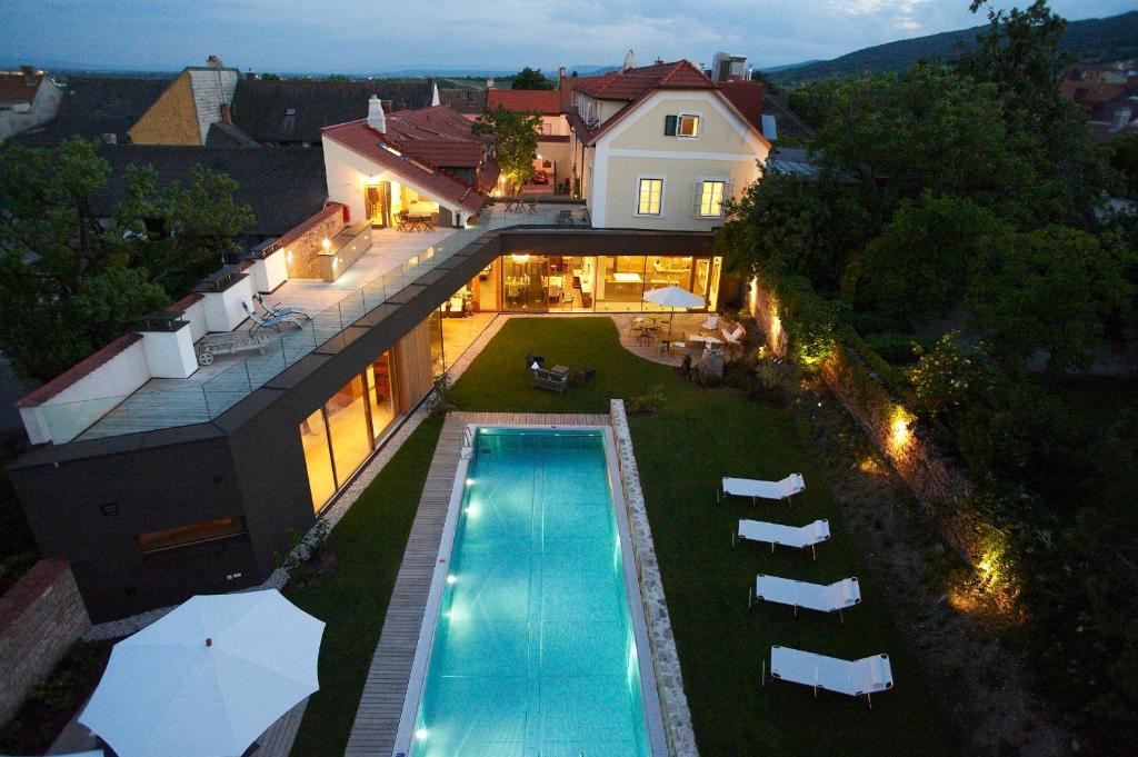 Basen w obiekcie Hotel Landhaus Moserhof lub w pobliżu