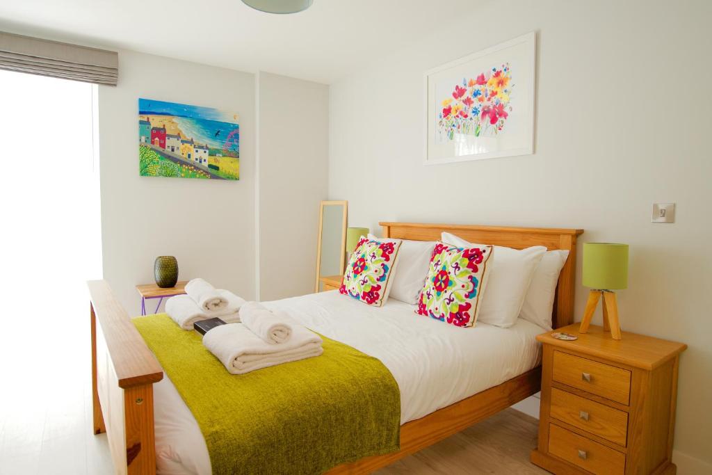 ein Schlafzimmer mit einem Bett mit Handtüchern darauf in der Unterkunft Signet Apartments - Vesta in Cambridge