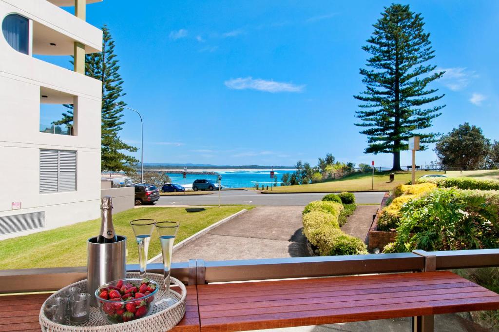 - une corbeille de fruits assise sur une table sur un balcon dans l'établissement Beauty at the Beach - modern beachfront apartment, à Port Macquarie