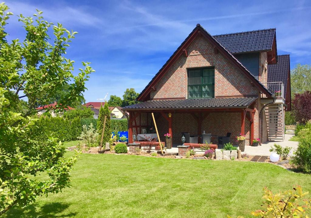 ein Haus mit Rasen davor in der Unterkunft Spreewäldchen in Lübben