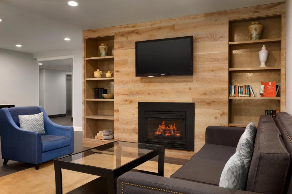 TV a/nebo společenská místnost v ubytování Hotel Flamingo Inn & Suites Vero Beach I-95