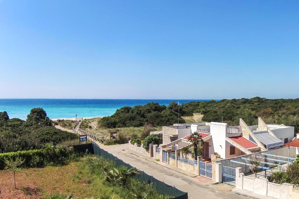 プンタ・プロシュートにあるRiva del Conte by BarbarHouseの海を背景にした海辺の家