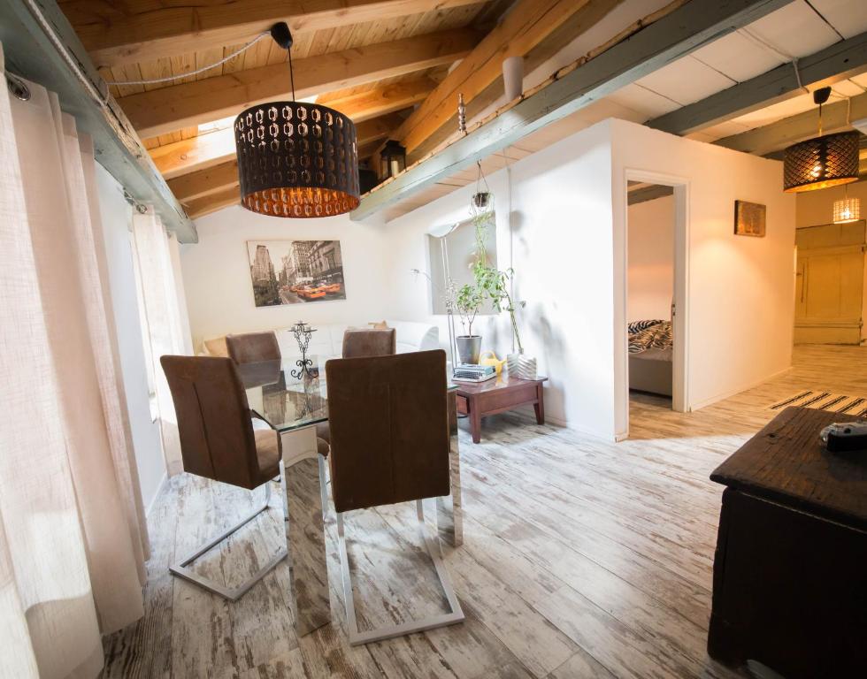 ein Esszimmer mit Tisch und Stühlen in der Unterkunft Maison Ville d'Aoste in Aosta