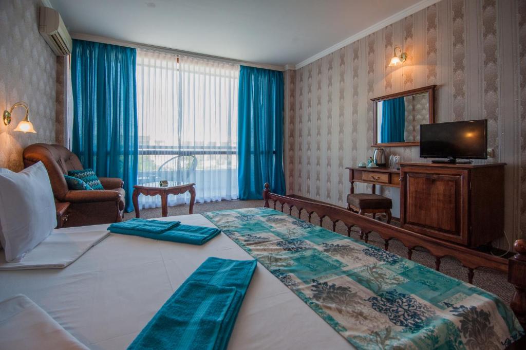 TV a/nebo společenská místnost v ubytování Mercury Hotel-Premium All Inclusive