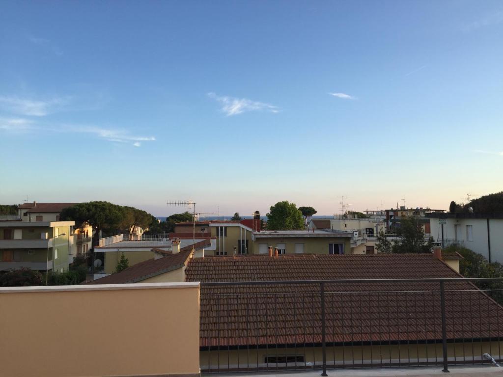 una vista desde el techo de un edificio en Casa Caterina- Pratoranieri Follonica, en Follonica