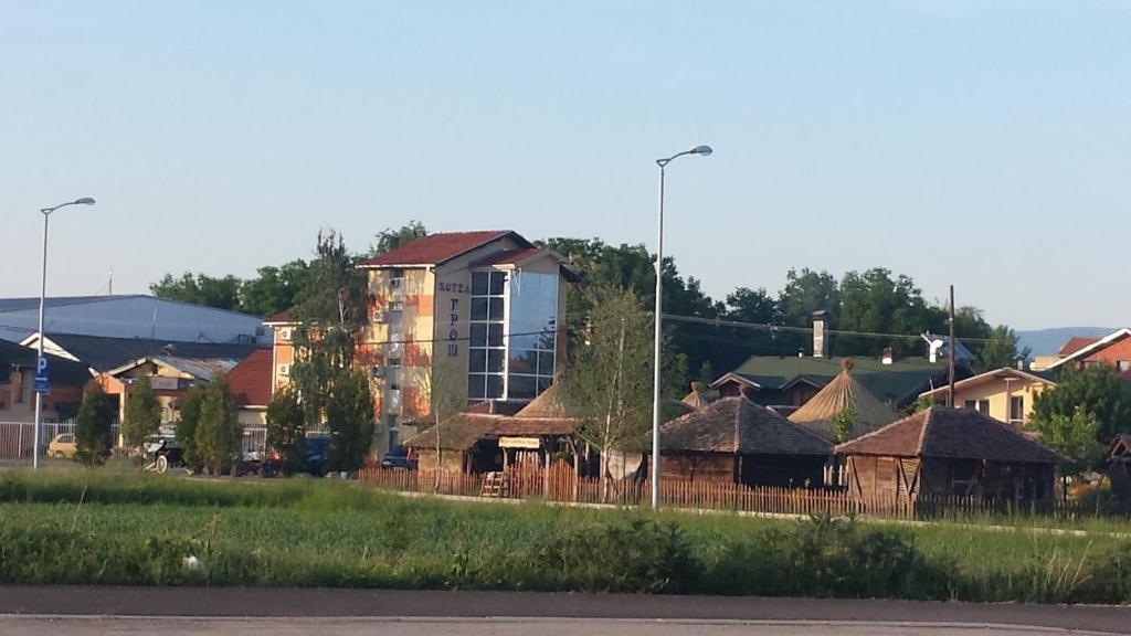 un grupo de casas con un edificio en el fondo en Gros Hotel - Leskovac, en Leskovac