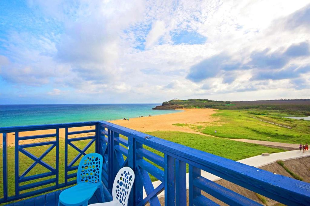 balcón azul con vistas a la playa en 180 Beach Front Villa en Magong