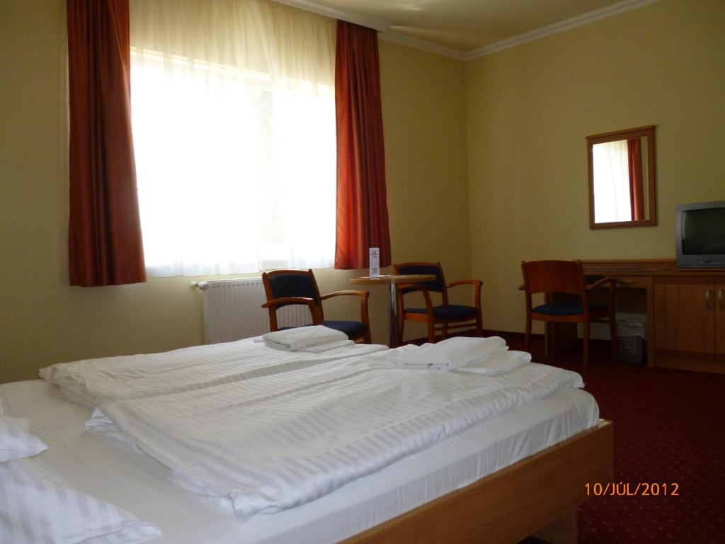 Ένα ή περισσότερα κρεβάτια σε δωμάτιο στο Hotel Paprika