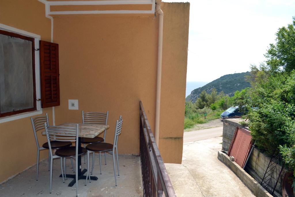 een tafel en stoelen op een balkon met uitzicht bij Oasis - Oaza in Sutomore