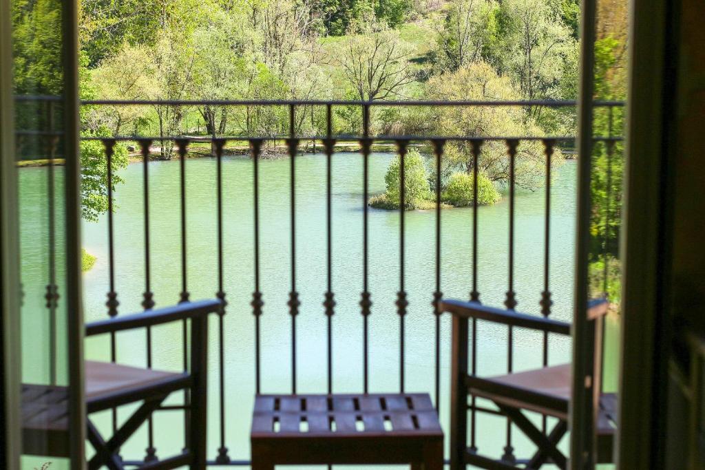 Výhled na řeku, která protéká v blízkosti hotelu