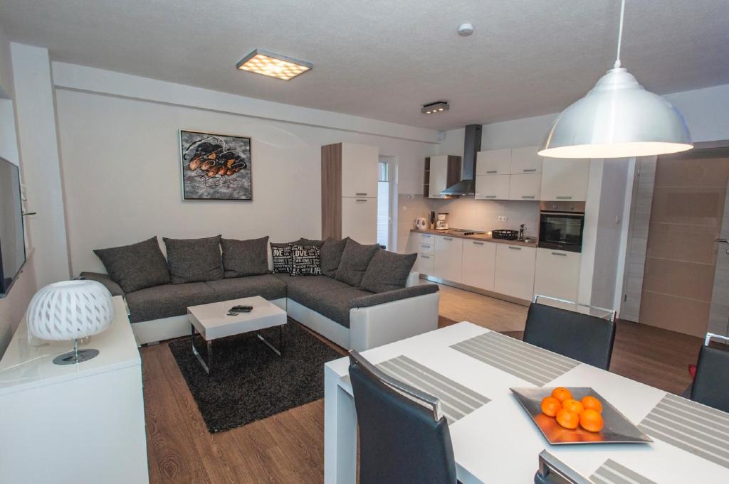 een woonkamer met een bank en een tafel bij ARENA Apartment 5-Stars Premium-Accommodation in Makarska