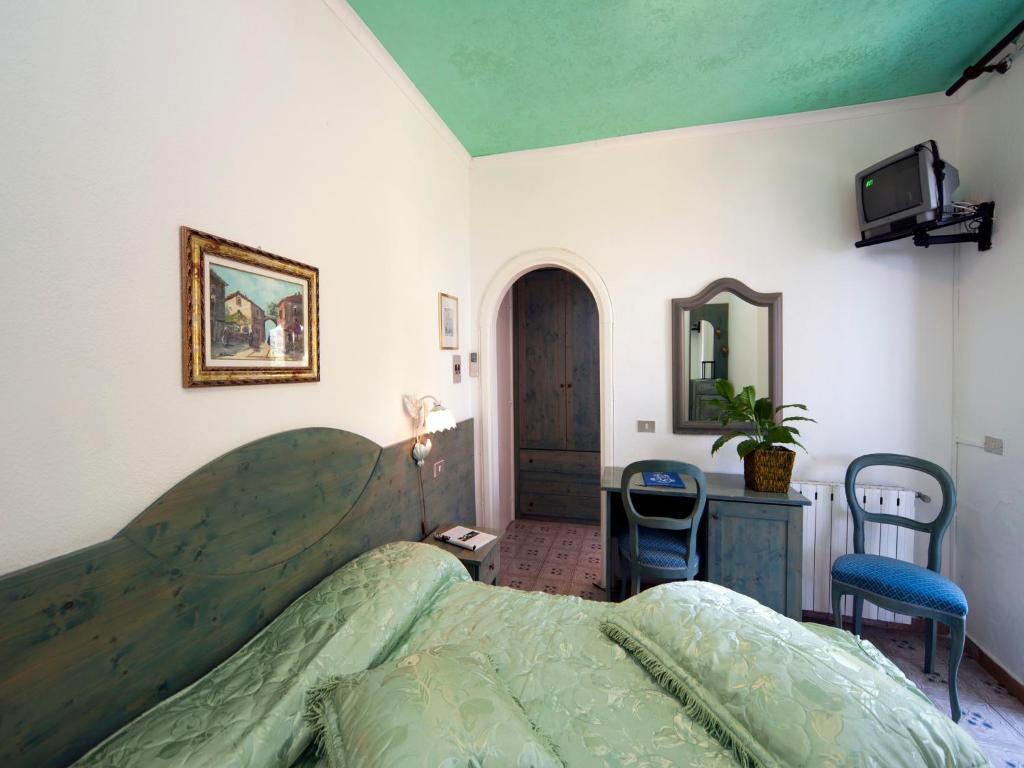 TV a/nebo společenská místnost v ubytování Hotel Giardino Delle Ninfe E La Fenice