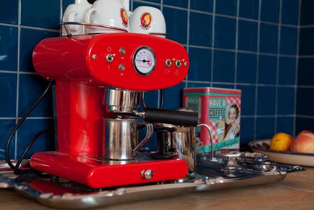 un mélangeur rouge assis au-dessus d'un comptoir dans l'établissement Grand Budapest Apartment, à Budapest