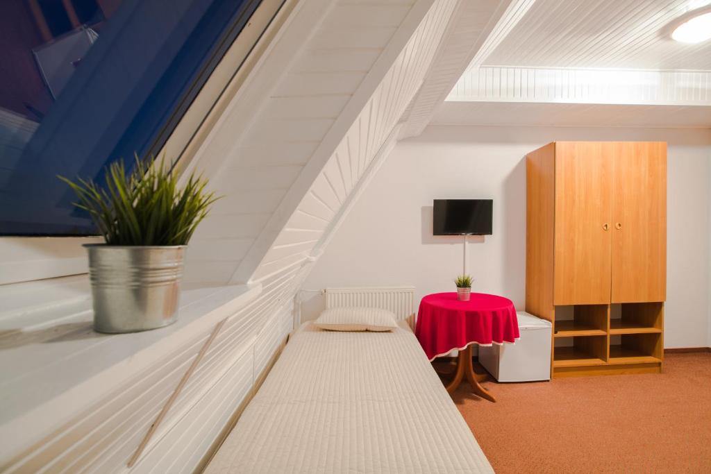 salon z czerwonym stołem i kanapą w obiekcie Dom Wczasowy KORMORAN Niechorze - 300m od plaży w mieście Niechorze
